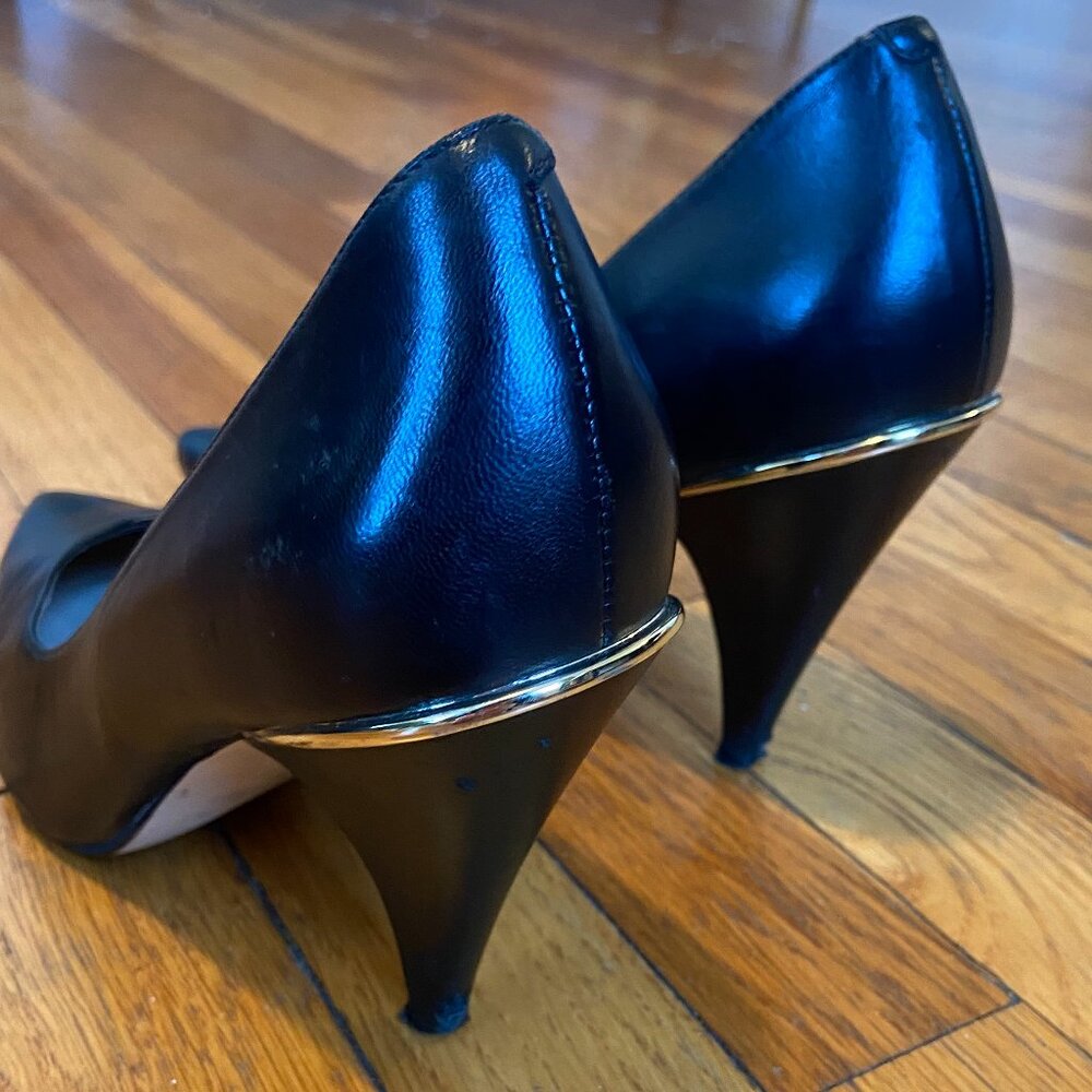 Nine West black leather pumps size 8 with silver heel detail